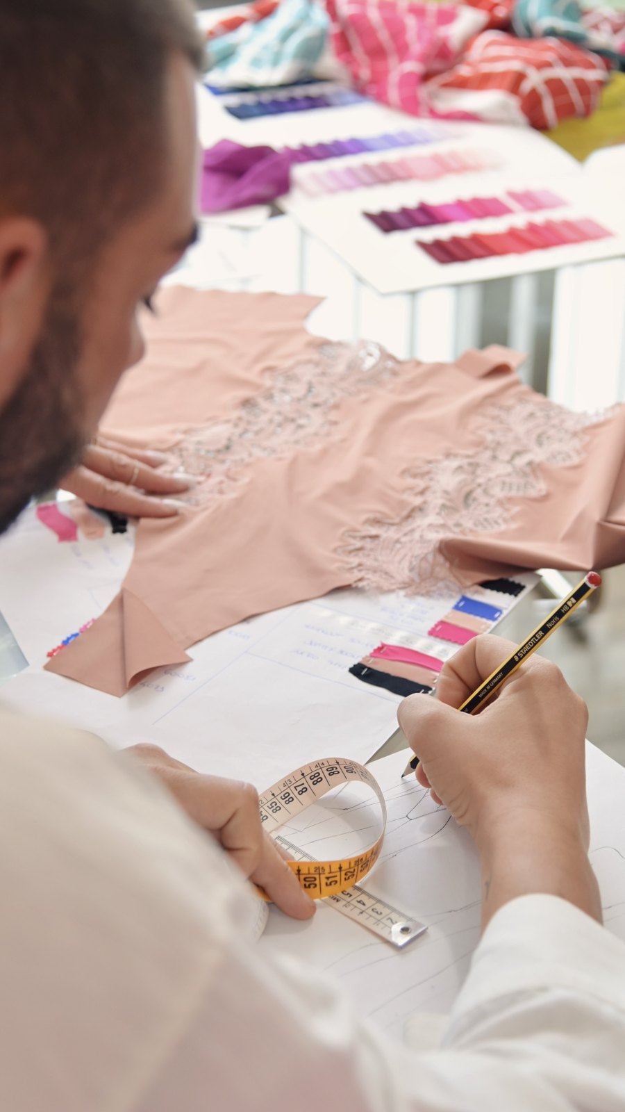 Studio di tessuti, colori e modelli per lo sviluppo di una collezione