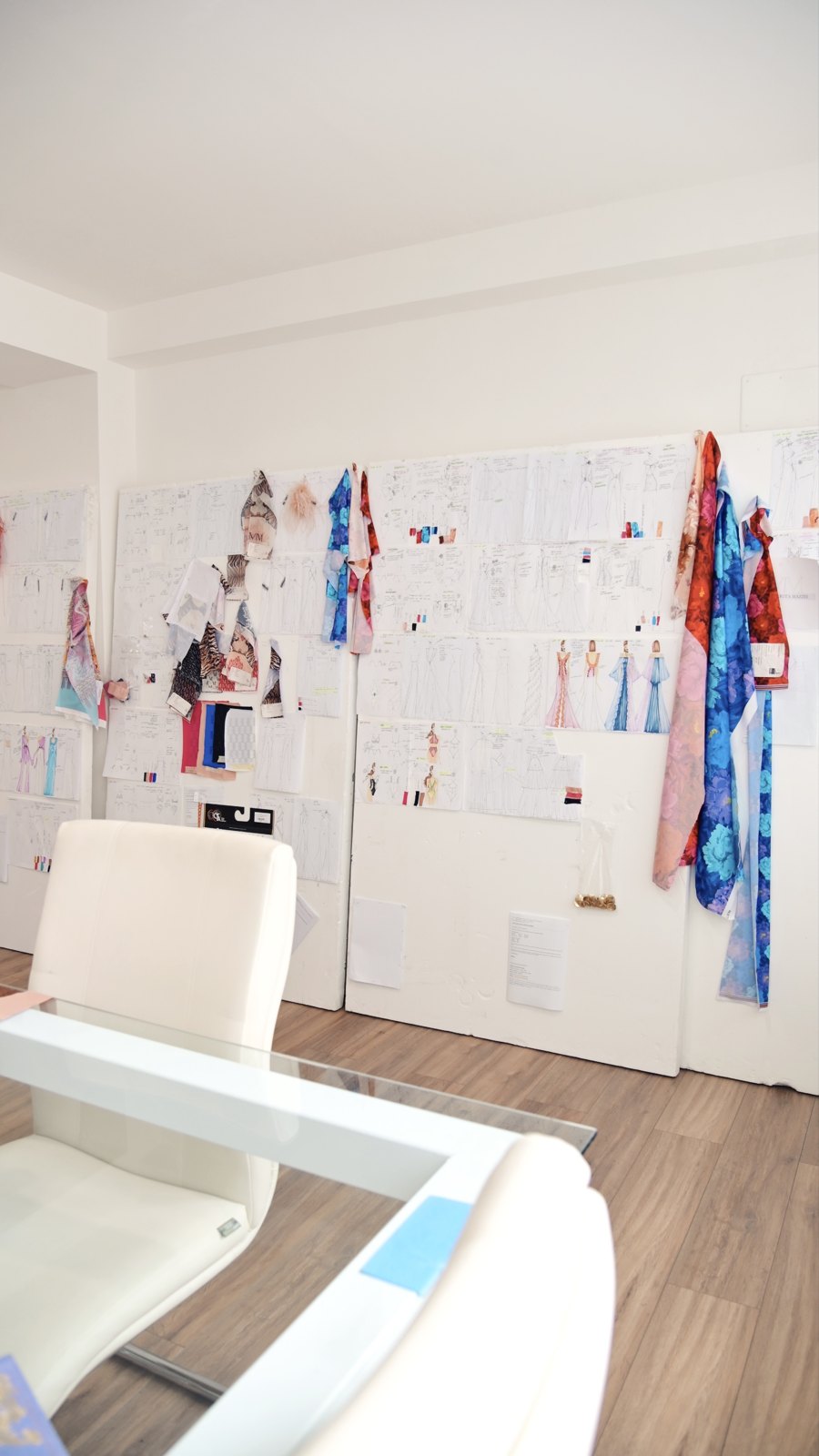 Spazio di sviluppo creativo con campioni e riferimenti