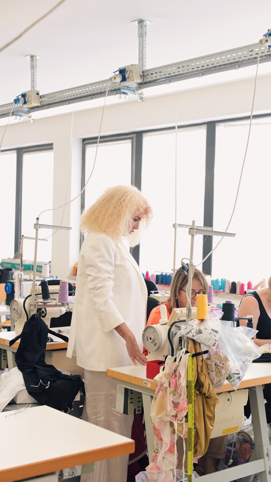 Sviluppo di capi nel laboratorio DMM SRL