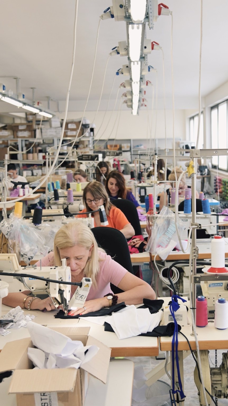 Le sarte al lavoro nel laboratorio produttivo DMM SRL